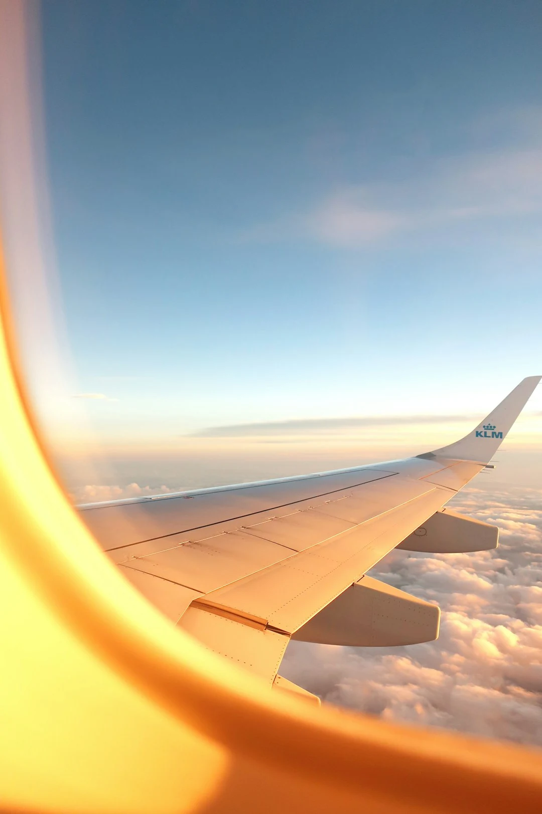 雲の上を飛ぶ飛行機の翼